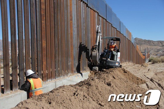 미국과 멕시코 국경에 있는 시우다드후아레스 지역에 근로자들이 장벽을 건설하는 작업을 하고 있다.  © AFP=뉴스1 © News1 우동명 기자