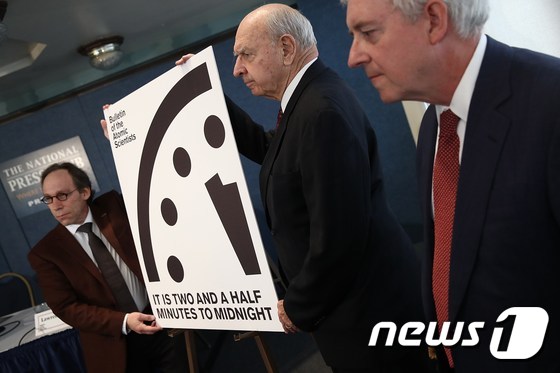 핵과학자들이 설정한 지구종말시계 '자정 2분 30초 전' © AFP=뉴스1
