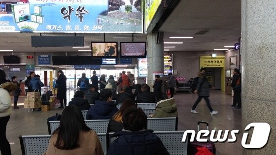 인천연안여객선터미널에서 이용객들이 안내방송을 보고 있다. 2017.1.27 © News1 주영민 기자