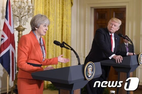 도널드 트럼프 미 대통령(오른쪽)과 테레사 메이 영국 총리의 공동 기자회견. © AFP=뉴스1