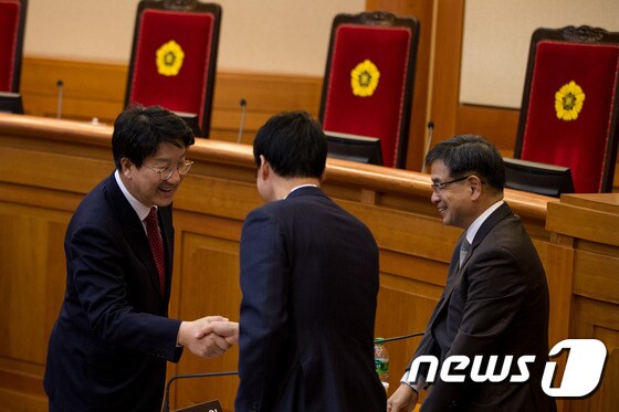 박 대통령 대리인단과 인사하는 권성동