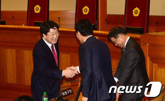 권성동, 박 대통령 측 대리인단과 인사