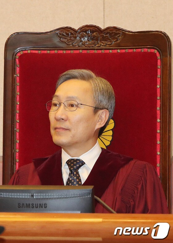헌재 1차변론기일에 자리한 강일원 재판관