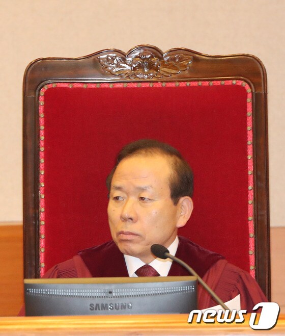 헌재 1차변론기일에 자리한 김이수 재판관