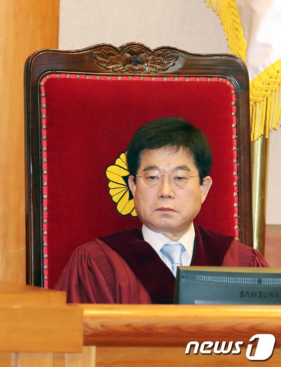 헌재 1차변론기일에 자리한서기석 재판관