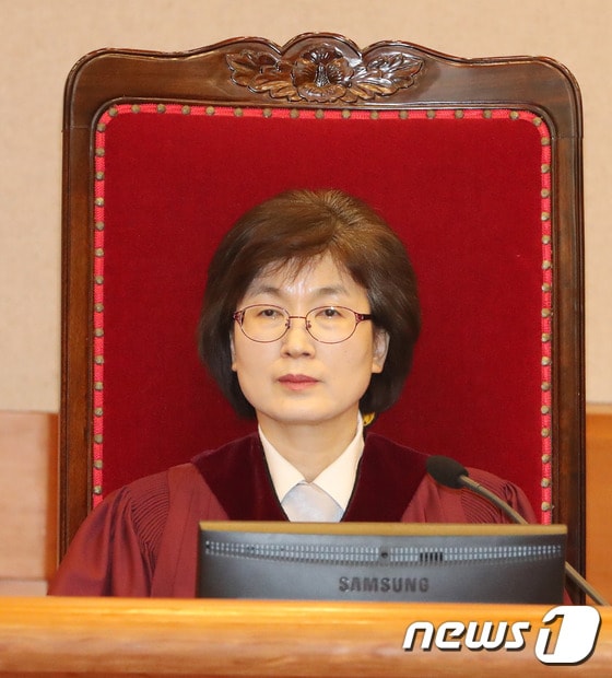 헌재 1차변론기일에 자리한 이정미 재판관