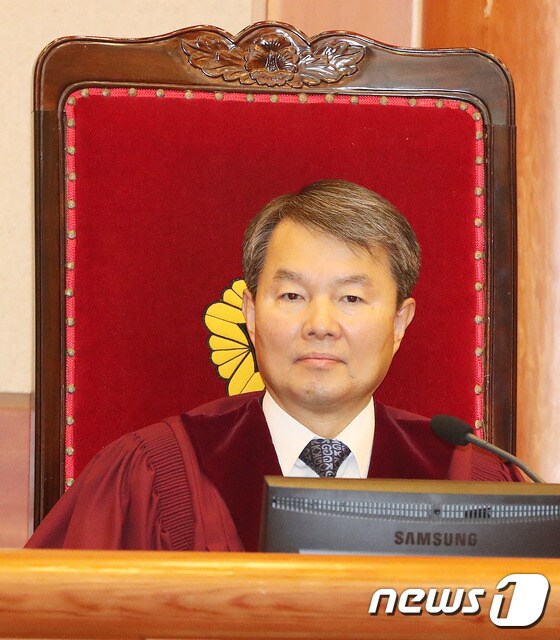 헌재 1차변론기일에 자리한 이진성 재판관