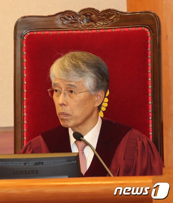 헌재 1차변론기일에 자리한 조용호 재판관