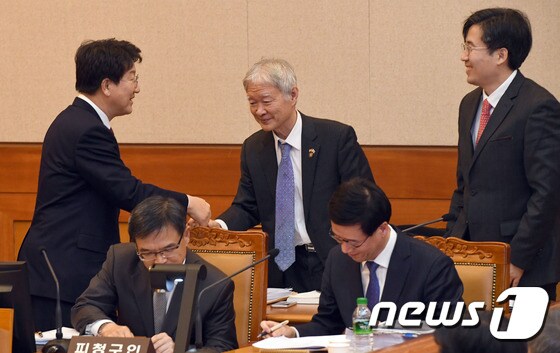 박근혜 대통령측 대리인단과 인사 나누는 권성동
