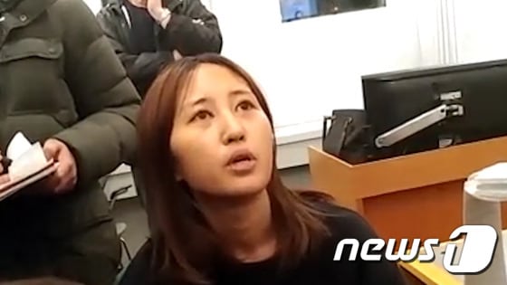 덴마크에서 체포된 최순실씨 딸 정유라(21)씨가 한국기자들과 인터뷰를 가지고 있다. (뉴스1DB) © News1