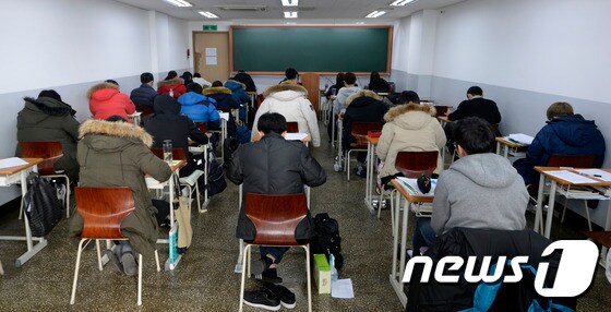 서울 노량진 종로학원에서 수험생들이 수능 공부에 열중하고 있다./뉴스1 © News1