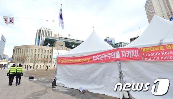 '박근혜정권퇴진 비상국민행동'이 서울광장에 설치한 텐트. 2017.1.31/뉴스1 © News1