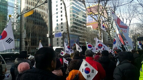자유청년연합 등 보수단체 회원들이 31일 서울 강남구 대치빌딩 특검 사무소 앞에서 집회를 열고 있다.© News1