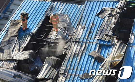 31일 오후 서울  A시장에서  화재가 발생해 소방대원들이 잔불을 진압하고 있다. . 2017.1.31/뉴스1 © News1 신웅수 기자