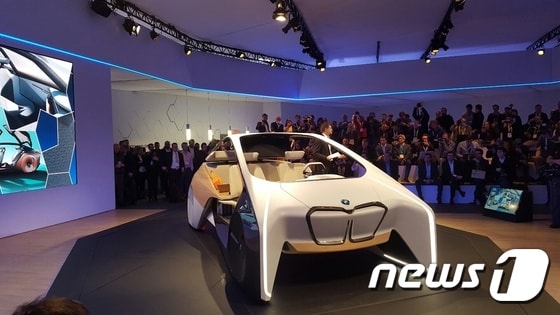 BMW가 신형 5시리즈 완전 자율주행차 프로토타입 'BMW i'를 선보였다. 풀네임은 'i(아이) 인사이드 퓨처 콘셉트카'다.(BMW 제공)© News1