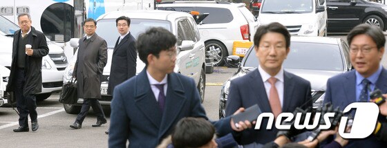 국회 탄핵소추위원단 인터뷰 지켜보는 박근혜 대통령 변호인단