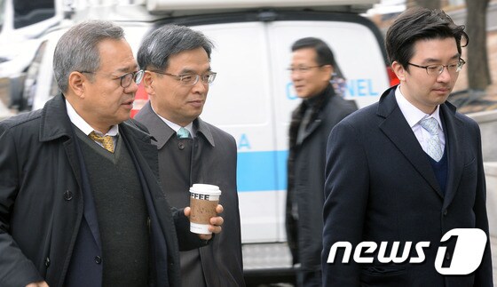 헌법재판소 들어가는 박근혜 대통령 측 변호인단