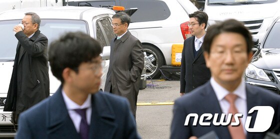 권성동 탄핵소추위원장 지나치는 박근혜 대통령 대리인단