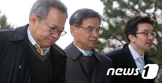 굳은 표정으로 헌법재판소 들어가는 박근혜 대통령 측 변호인단
