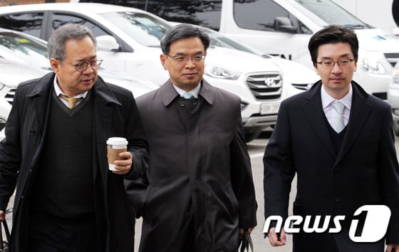 '대심판정 들어서는 박근혜 대통령측 변호인단'