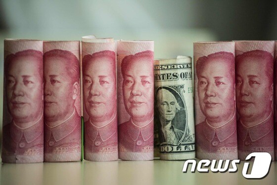 중국 위안화와 미국 달러화 지폐 © AFP=뉴스1