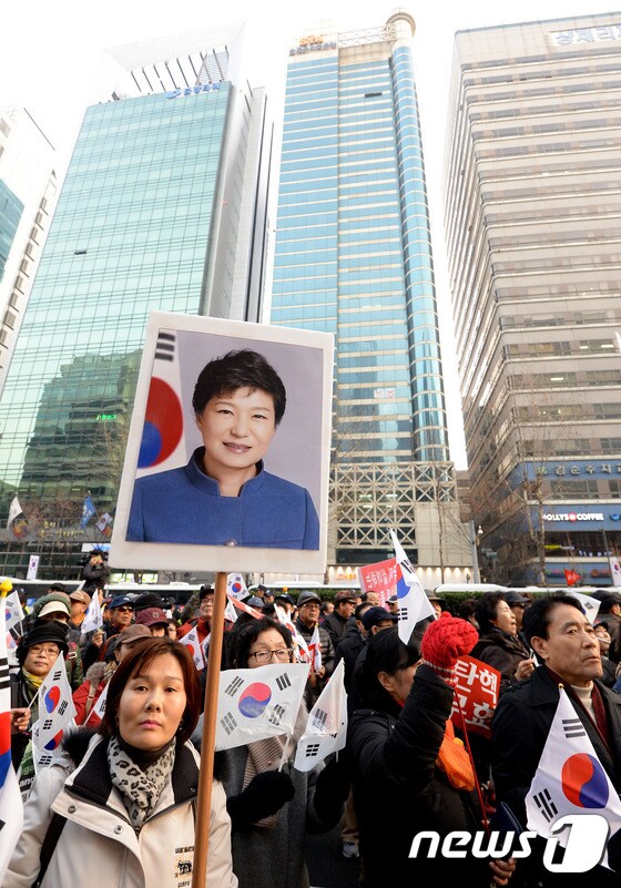 '특검 사무실 앞에서 박근혜 대통령 사진을 들고...'