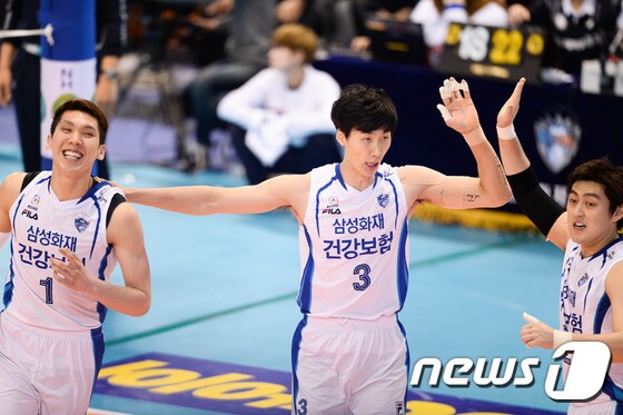 삼성화재 박철우(가운데)가 맹활약을 펼치며 팀 승리를 이끌었다. (한국배구연맹 제공). © News1