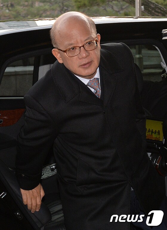 박 대통령 탄핵의결서 접수 한 달... 출근하는 박한철 헌재소장