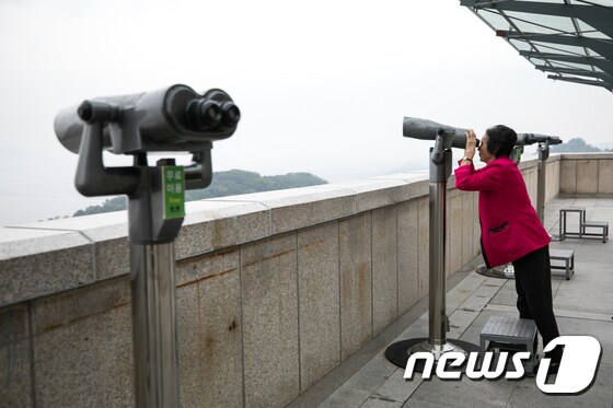 경기 파주 오두산 통일전망대를 찾은 탈북자 가족이 망원경을 통해 북녘을 바라보고 있다. (자료사진) 2017.10.1/뉴스1 © News1 성동훈 기자