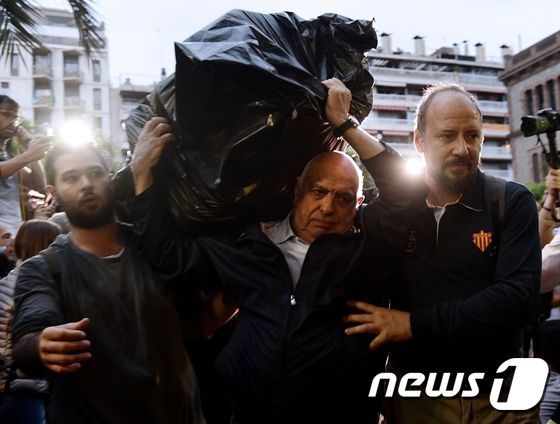스페인 카탈루냐 독립투표 주최 측 관계자들이 투표소 안으로 들어가고 있다. © AFP=뉴스1