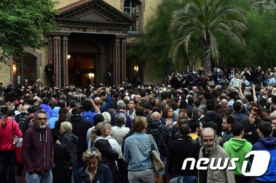 스페인 카탈루냐 분리독립 투표소 앞에 모여든 바르셀로나 시민들. © AFP=뉴스1