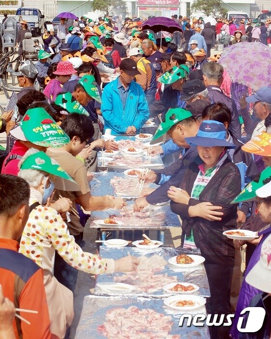증평 인삼골축제 홍삼포크 무료시식회.© News1 김정수 기자