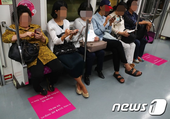 서울 지하철 7호선에서 한 시민이 임산부석에 앉아 있다. /뉴스1 © News1 임준현 인턴기자