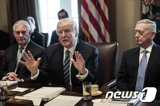 도널드 트럼프 대통령(가운데)와 렉스 틸러슨 국무장관(왼쪽), 제임스 매티스 국방장관. © AFP=뉴스1