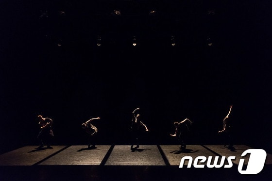 말리펀트의 신작 '숨기다/드러내다' 공연장면 © News1