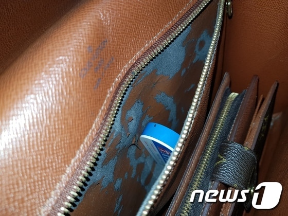 루이비통 핸드백 내피(합성피혁)가 변질되고 벗겨져 흉한 모습.© News1