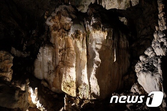마치 터키의 파묵칼레에서 볼 법한 기묘한 종유석들이 인상적이다.© News1 윤슬빈 기자