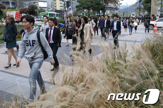 서울 지역 아침 최저기온이 11도까지 떨어진 12일 오전 서울 종로구 청계광장에서 시민들이 가을 외투를 챙겨 입고 출근길 발걸음을 재촉하고 있다. 기상청은 이날 