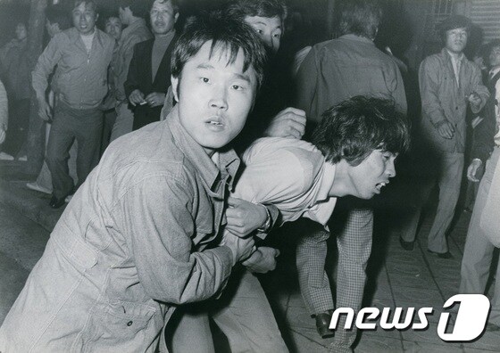 서울역 시위에서 부상당한 동료를 부축하는 청년.  © News1