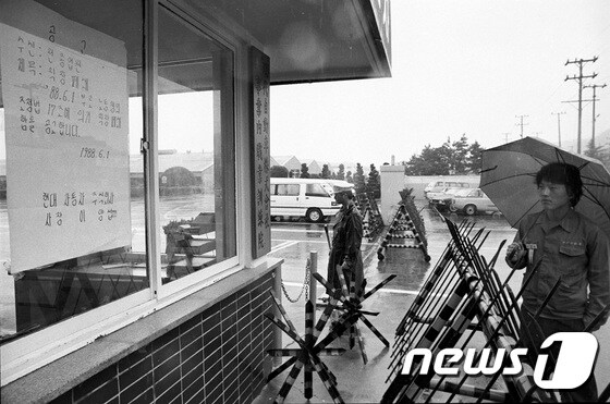 현대자동차 직장폐쇄 공고문을 바라보고 있는 노동자. © News1
