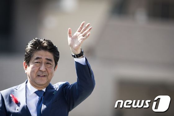 일본 집권 자민당 총재인 아베 신조 총리가 지난 11일 시즈오카현에서 중의원 선거 후보 지원유세를 하고 있다. © AFP=뉴스1