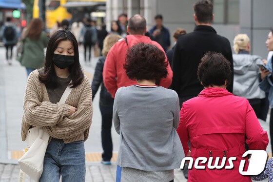 전국적으로 기온이 뚝 떨어진 12일 오후 서울 중구 명동거리에서 시민들이 쌀쌀한 날씨에 발걸음을 재촉하고 있다. 기상청은 이번 주말까지 다소 쌀쌀한 날씨가 이어질 것으로 예보했다. 2017.10.12/뉴스1 © News1 임세영 기자