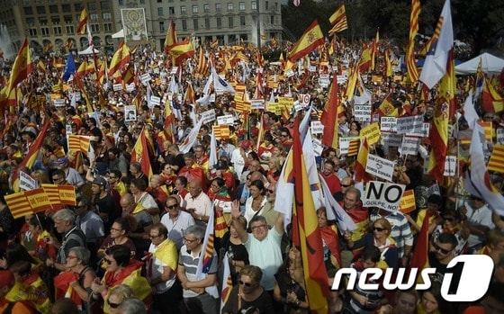 12일(현지시간) 스페인 국경절을 맞아 카탈루냐 주도 바르셀로나에서 분리독립 반대집회가 열리고 있다. © AFP=뉴스