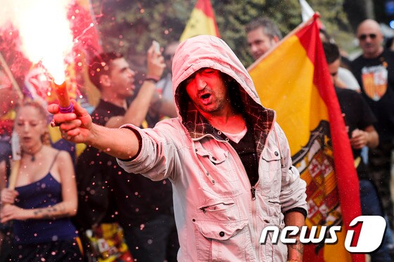 12일(현지시간) 스페인 국경절을 맞아 카탈루냐 주도 바르셀로나에서 분리독립 반대집회가 열리고 있다. © AFP=뉴스1