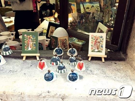 아기자기한 기념품을 판매하고 있는 골목길에 들어선 매장© News1 윤슬빈 기자