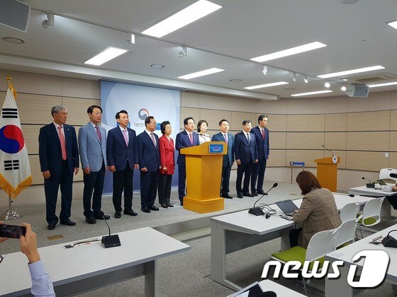 교문위 자유한국당 의원들이 기자회견을 하는 모습. © News1