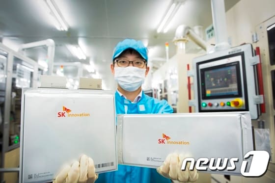 SK이노베이션 전기차 배터리를 들고 있는 연구원. © News1