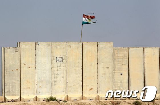 14일(현지시간) 쿠르드 깃발이 쿠르드 민병대 '페슈메르가' 배치 지역에 걸려있다. © AFP=뉴스1