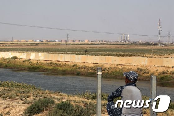 14일(현지시간) 이라크 정부군 대원이 강 너머 키르쿠크 지역을 바라보고 있다. © AFP=뉴스1