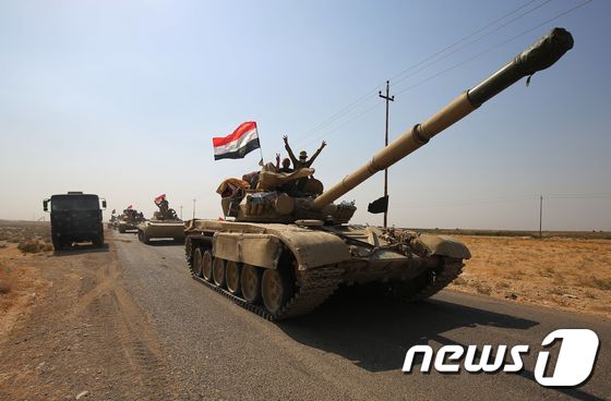 이라크 정부군이 15일(현지시간) 쿠르드 자치정부군 '페슈메르가'가 통제하는 키르쿠크 교외로 진격하고 있다. © AFP=뉴스1